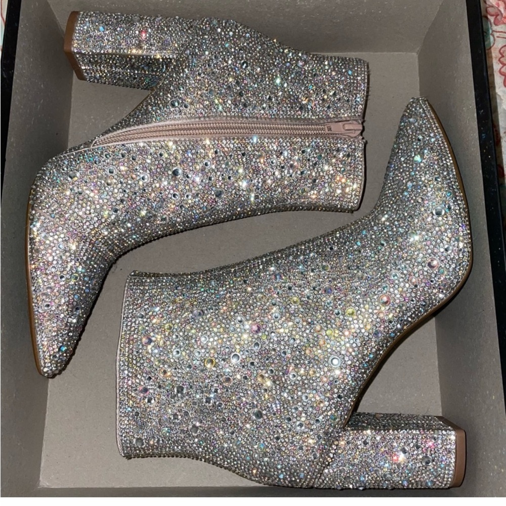 NWOT Betsy Johnson Kyla Rhinestone Bootie never worn only tried on sz 6